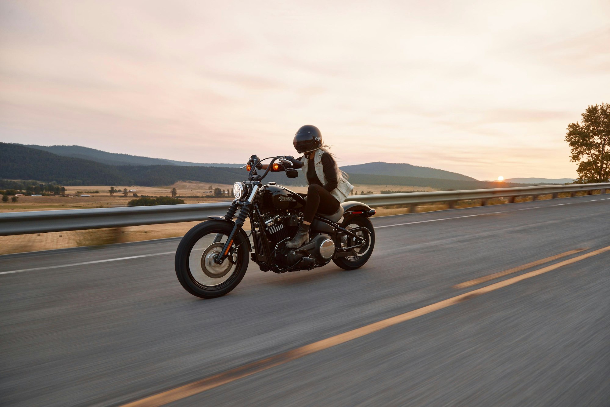 Moto custom su strada